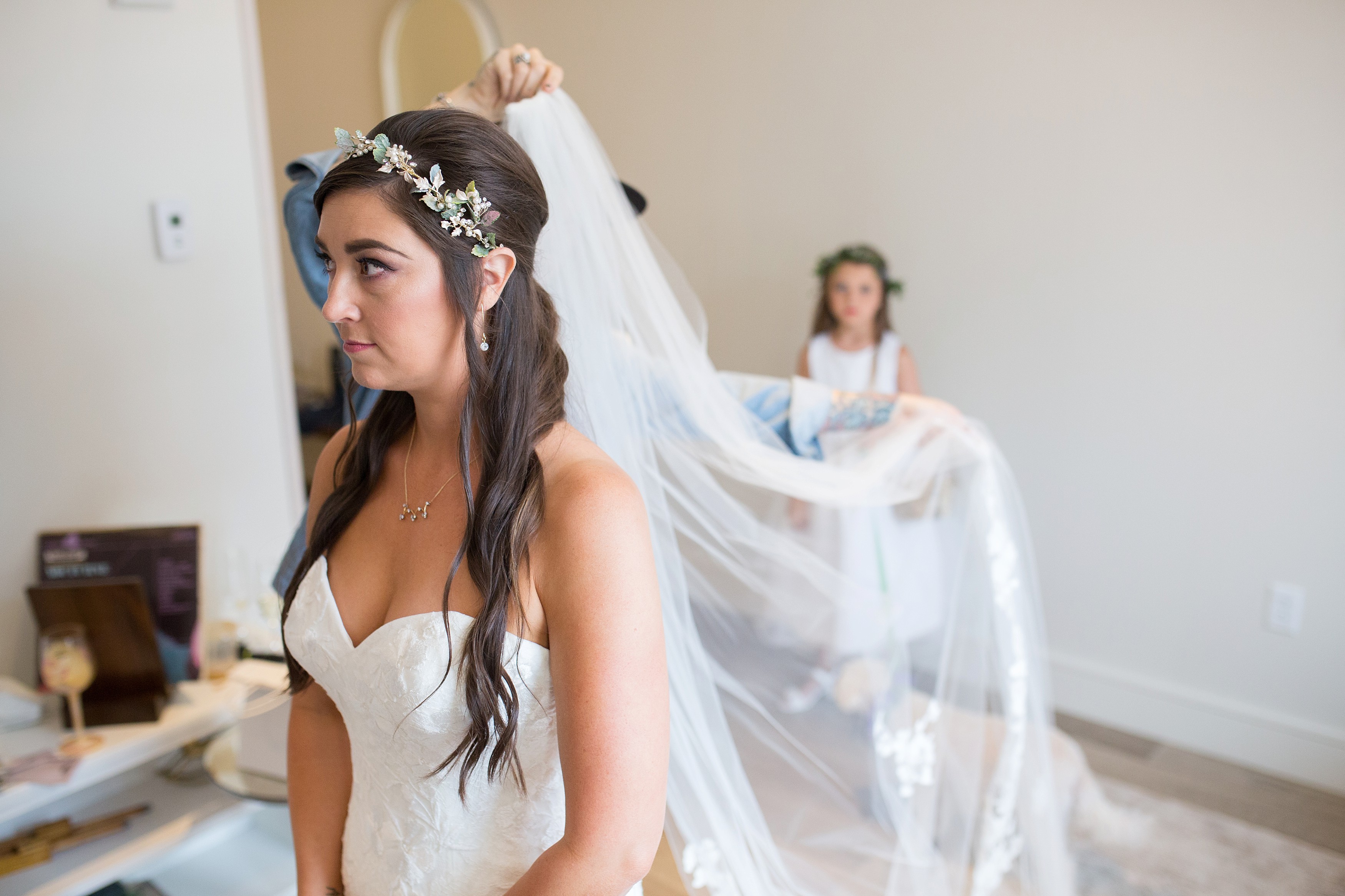 bride getting veil on