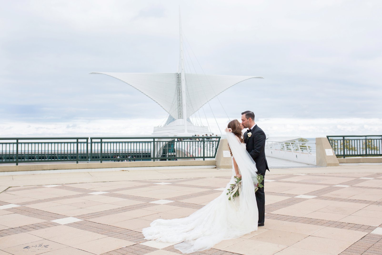 bride and groom photos at milwaukee art museum photography
